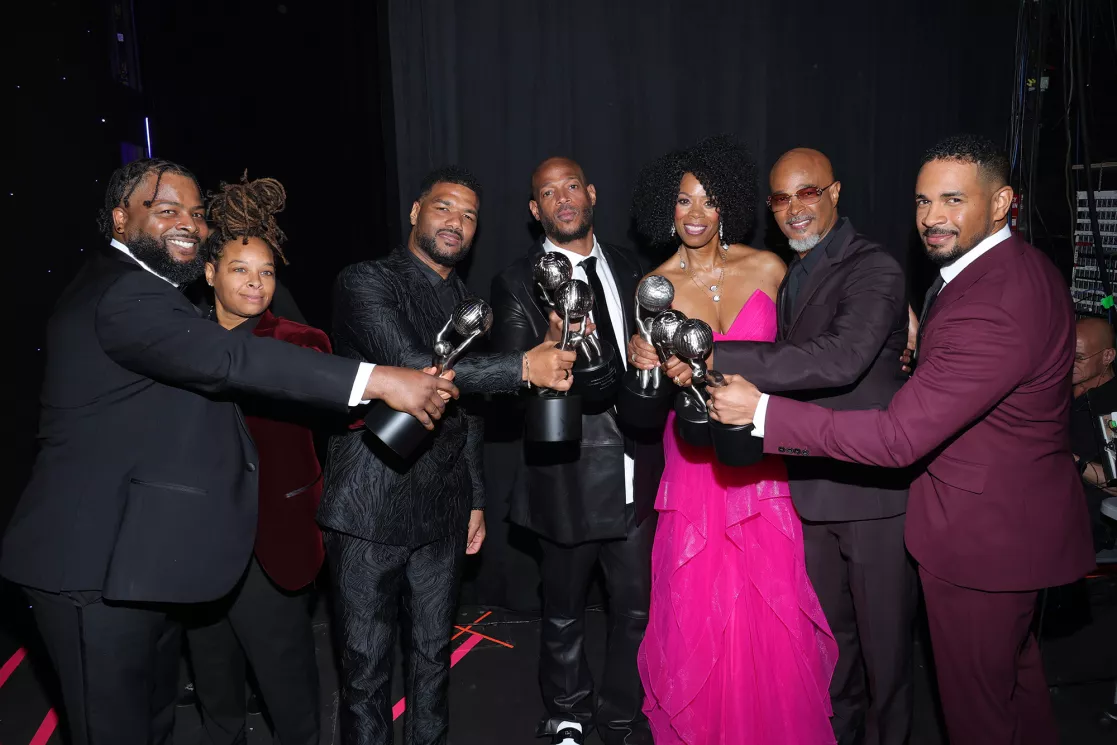Craig Wayans, Chaunte Wayans, Damien Wayans, Marlon Wayans, Kim Wayans, Damon Wayans, and Damon Wayans Jr. pose with their trophies at the 56th NAACP Image Awards.